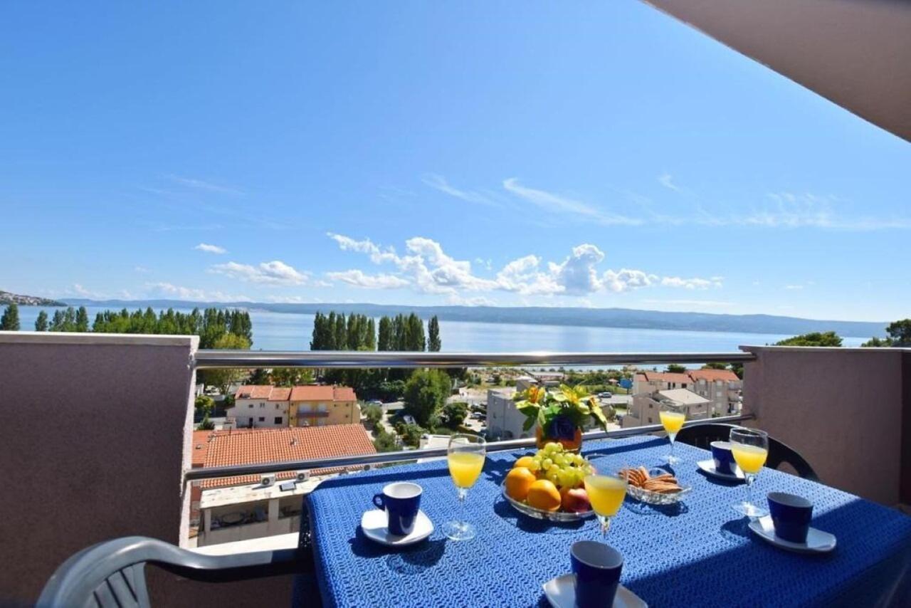 Apartment Rene Omiš Exteriör bild
